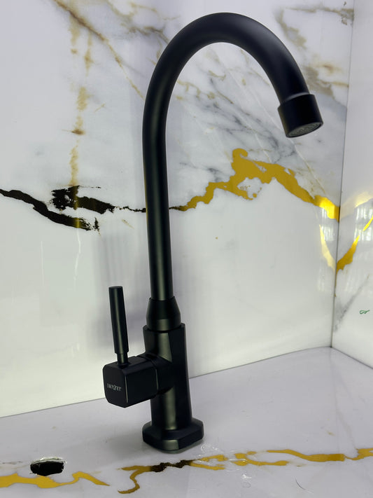 Grifería agua fría lavaplatos cuadratte negra