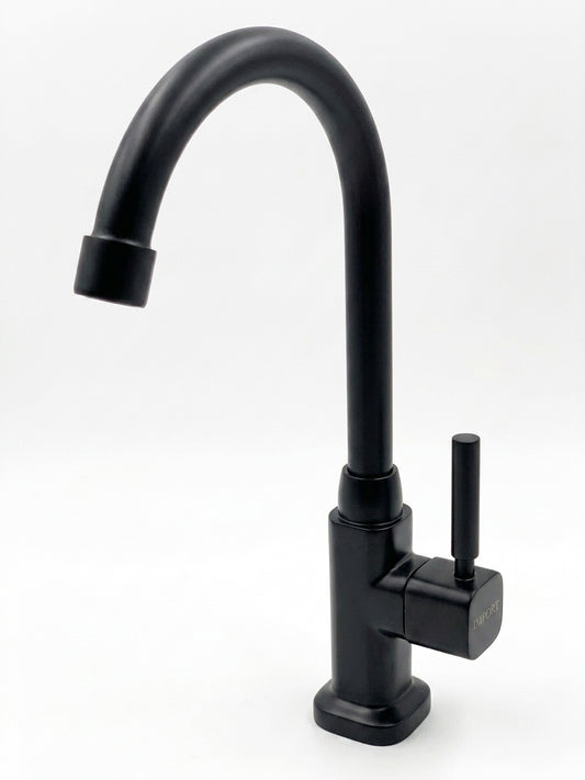 Grifería agua fría lavaplatos cuadratte negra